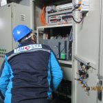 Riksa uji surge arrester adalah pemeriksaan perangkat surge arrester untuk memastikan fungsinya sesuai standar. Proses ini mencakup pengujian kapasitas penyerapan lonjakan tegangan, pemeriksaan kondisi fisik komponen, serta evaluasi sistem pengaman guna memastikan surge arrester dapat melindungi instalasi listrik dan peralatan elektronik dari kerusakan akibat lonjakan tegangan atau petir.