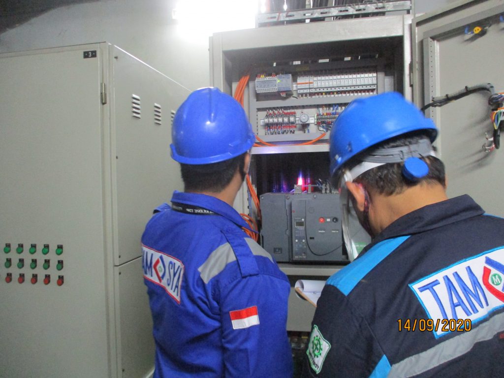 Riksa Uji Uninterruptible Power Supply (UPS) 2 Riksa uji uninterruptible power supply (UPS) adalah pemeriksaan perangkat UPS untuk memastikan fungsinya sesuai standar. Proses ini mencakup pengujian daya keluaran, pemeriksaan kondisi baterai dan inverter, serta evaluasi sistem pengaman guna memastikan UPS dapat menyediakan daya cadangan yang andal saat terjadi pemadaman listrik, melindungi peralatan elektronik dari gangguan daya.
