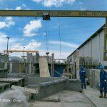 Riksa Uji Gantry Crane adalah proses pemeriksaan dan pengujian menyeluruh untuk memastikan crane memenuhi standar keselamatan, kinerja, dan kelayakan operasional. Proses ini mencakup pemeriksaan visual, pengujian operasional, pengujian teknis, dan Non-Destruktif (NDT), serta pengujian beban untuk memastikan crane mampu berfungsi dengan aman dan efisien sesuai kapasitasnya.