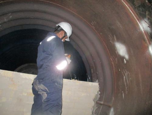 Riksa Uji Boiler 4 Riksa Uji Boiler adalah prosedur evaluasi teknis yang memastikan bahwa semua komponen utama boiler, seperti pipa dan dinding pembakaran, berada dalam kondisi aman dan tidak mengalami penurunan kualitas.