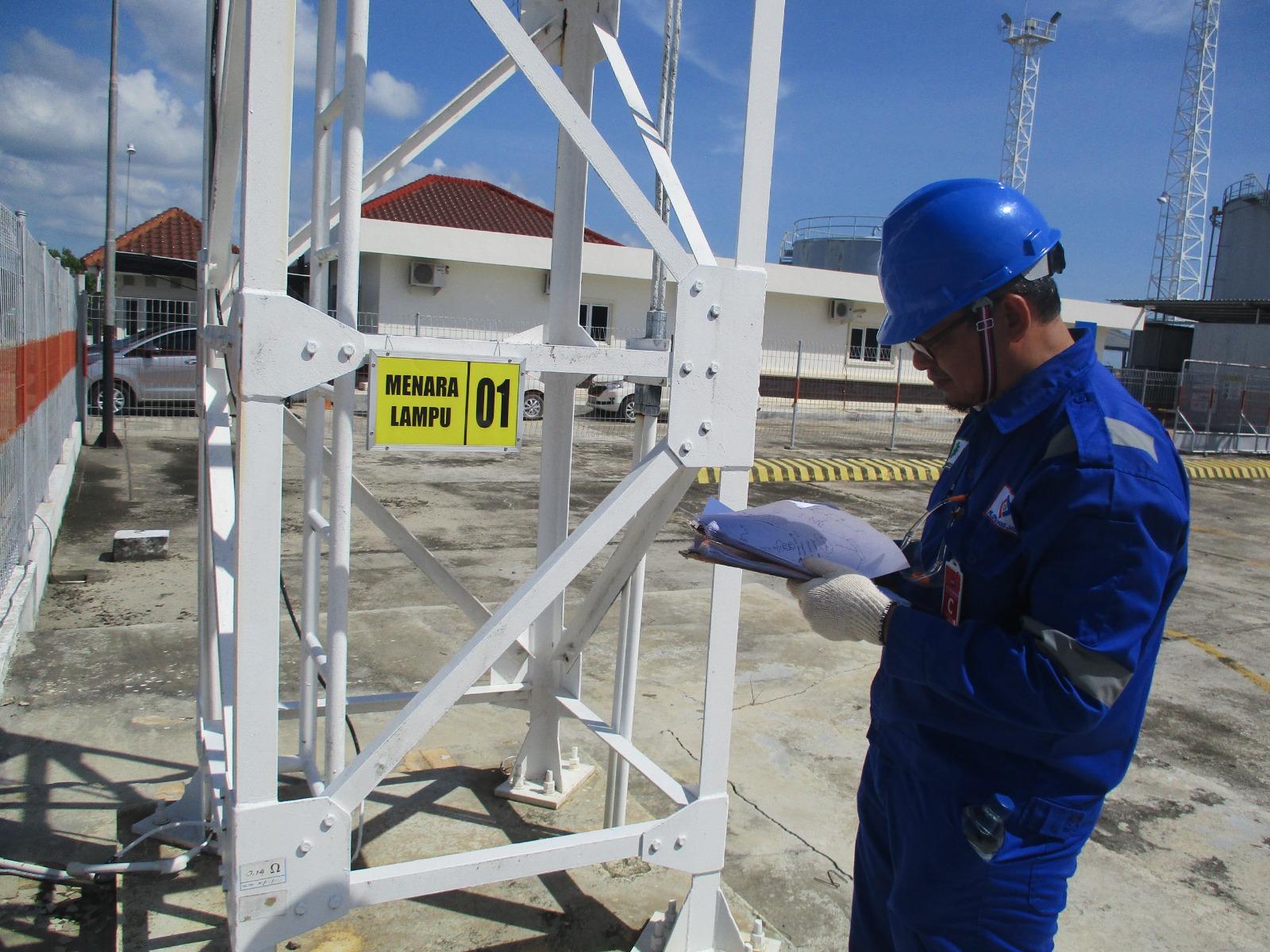 Riksa Uji Instalasi Listrik dan Penyalur Petir 2 Riksa Uji Penyalur Petir adalah proses pemeriksaan untuk memastikan bahwa sistem penyalur petir, seperti grounding dan penangkal petir, bekerja efektif dalam melindungi bangunan dan perangkat dari sambaran petir. Proses ini memastikan setiap komponen berfungsi sesuai standar keselamatan.