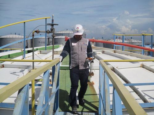 Menggunakan Jasa Inspeksi K3 di Sektor Manufaktur 4 Jasa inspeksi K3 adalah layanan yang dirancang untuk menilai kondisi kerja suatu perusahaan guna memastikan bahwa prosedur keselamatan telah diikuti dengan baik. Inspeksi ini mencakup peninjauan terhadap penggunaan alat pelindung diri, pemeliharaan mesin, dan pelatihan keselamatan untuk menciptakan lingkungan kerja yang aman.
