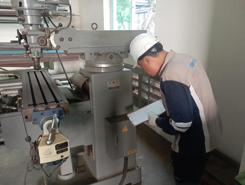 Menggunakan Jasa Inspeksi K3 di Sektor Manufaktur 5 Jasa inspeksi K3 adalah upaya penting dalam menilai dan memastikan bahwa tempat kerja mematuhi standar keselamatan kerja yang berlaku. Layanan ini melibatkan pemeriksaan terhadap fasilitas fisik, peralatan kerja, dan prosedur darurat guna mengidentifikasi potensi bahaya yang mungkin terjadi.