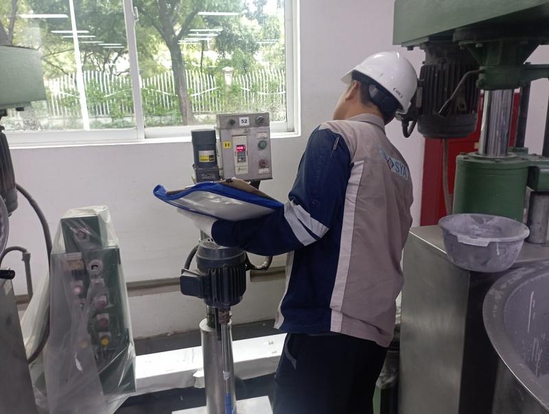 PJK3 di Cilegon 2 PJK3 adalah singkatan dari Perusahaan Jasa Keselamatan dan Kesehatan Kerja, yaitu perusahaan yang menyediakan layanan profesional untuk membantu industri dalam menerapkan standar keselamatan dan kesehatan kerja (K3). Tujuan utama PJK3 adalah memastikan bahwa perusahaan mematuhi regulasi K3, yang meliputi inspeksi peralatan, pelatihan keselamatan, dan pengujian teknis, sehingga lingkungan kerja menjadi lebih aman dan pekerja terlindungi dari risiko kecelakaan.