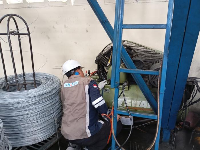 PJK3 3 PJK3 adalah perusahaan yang bergerak di bidang jasa keselamatan dan kesehatan kerja (K3) yang diakui oleh pemerintah. Perusahaan ini bertugas memastikan bahwa setiap peralatan dan fasilitas di lingkungan kerja memenuhi standar keselamatan yang ditetapkan oleh peraturan perundang-undangan. PJK3 memiliki peran penting dalam membantu perusahaan mematuhi regulasi terkait keselamatan kerja melalui inspeksi, pengujian, pelatihan, dan sertifikasi.