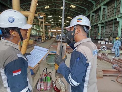 PJK3 4 PJK3 adalah Perusahaan Jasa Keselamatan dan Kesehatan Kerja, yang menyediakan layanan untuk membantu perusahaan dalam memastikan penerapan standar keselamatan dan kesehatan kerja sesuai dengan peraturan perundang-undangan yang berlaku. PJK3 membantu perusahaan dalam mengelola risiko keselamatan di tempat kerja, melaksanakan audit K3, serta memberikan pelatihan dan konsultasi terkait K3.
