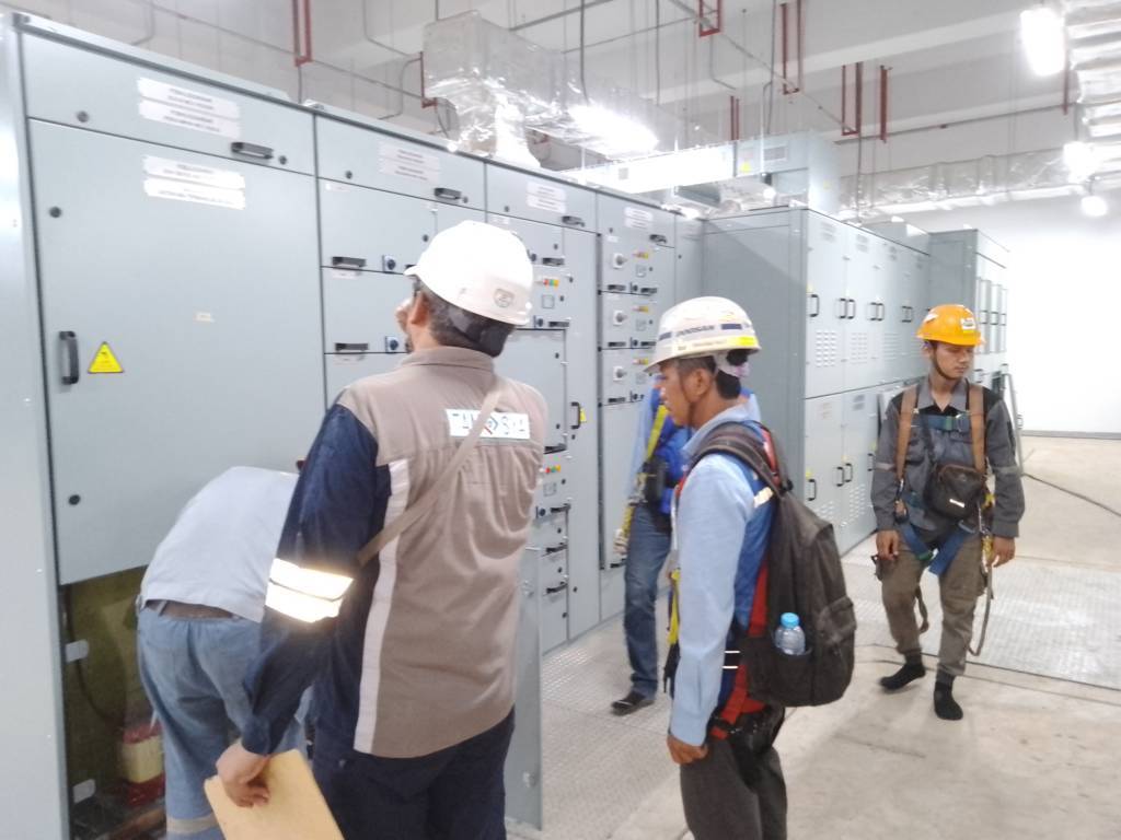 Riksa Uji Instalasi Listrik dan Penyalur Petir 1 Riksa Uji Instalasi Listrik adalah proses pengujian yang bertujuan untuk memastikan bahwa instalasi listrik di suatu bangunan atau fasilitas beroperasi dengan aman dan sesuai dengan standar keselamatan yang berlaku. Proses ini mencakup pemeriksaan terhadap komponen kelistrikan seperti panel, kabel, dan perangkat pengaman untuk mendeteksi potensi kerusakan atau bahaya.
