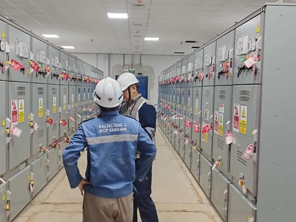Jasa Riksa Uji K3 13 Riksa Uji Instalasi Listrik adalah serangkaian pemeriksaan dan pengujian yang dilakukan untuk memastikan bahwa instalasi listrik memenuhi standar keselamatan dan berfungsi secara optimal. Pengujian ini mencakup pengecekan terhadap kabel, panel distribusi, grounding system, dan perlengkapan listrik lainnya untuk mengidentifikasi potensi risiko, seperti hubungan arus pendek atau ketidakstabilan sistem kelistrikan.
