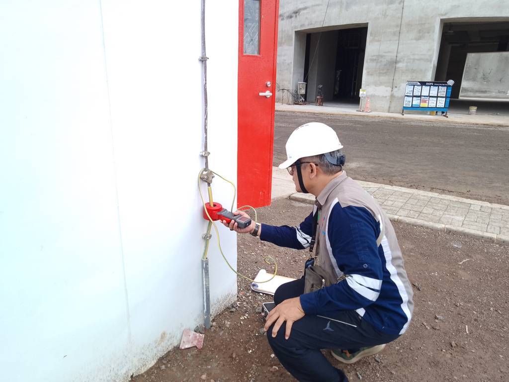 Jasa Riksa Uji K3 14 Riksa Uji Instalasi Penyalur Petir adalah proses pemeriksaan dan pengujian teknis terhadap instalasi penyalur petir untuk memastikan bahwa sistem ini berfungsi dengan baik dalam melindungi bangunan dari bahaya sambaran petir. Pengujian ini melibatkan pengecekan komponen seperti kabel penyalur, grounding system, dan alat penangkal petir, guna memastikan bahwa sistem sesuai dengan standar keselamatan yang berlaku.