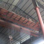 Riksa Uji Overhead Crane adalah proses pemeriksaan dan pengujian menyeluruh terhadap overhead crane untuk memastikan bahwa crane tersebut berfungsi dengan aman dan sesuai dengan standar keselamatan kerja yang berlaku. Proses ini mencakup pengujian visual, operasional, teknis, serta pengujian non-destruktif untuk mendeteksi potensi kerusakan yang dapat memengaruhi kinerja dan keamanan crane.