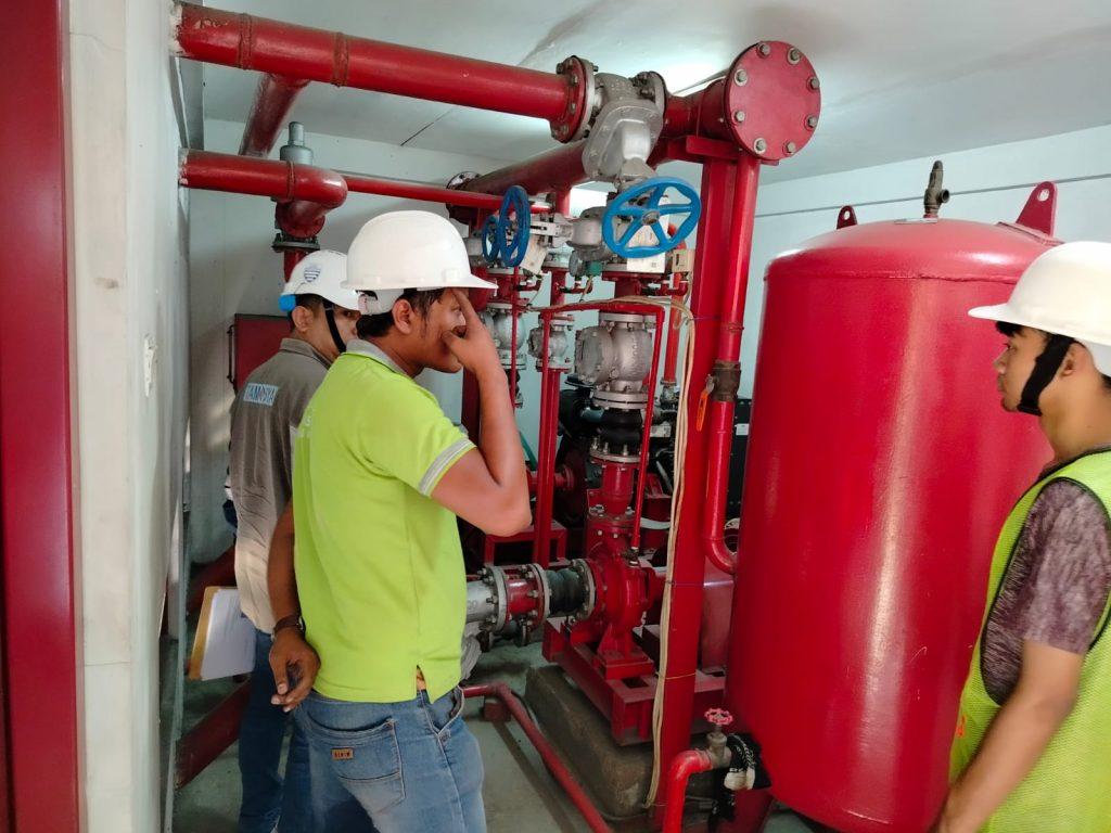 Standar Pengujian Hydrant 9 Standar inspeksi hydrant adalah acuan dalam melakukan pengecekan terhadap seluruh komponen sistem pemadam kebakaran. Tujuannya agar hydrant selalu siap digunakan saat keadaan darurat.