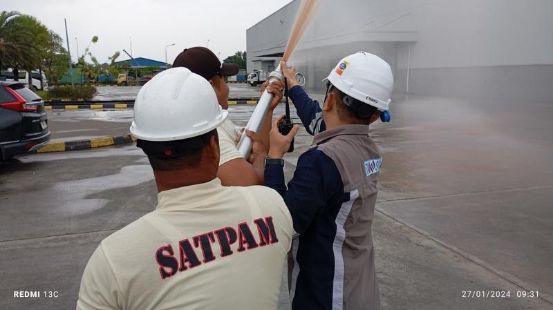 Riksa Uji Instalasi Hydrant 2 Standar inspeksi hydrant adalah pedoman yang digunakan untuk melakukan pemeriksaan rutin pada sistem hydrant guna memastikan semua komponen berfungsi dengan baik dan memenuhi syarat keselamatan. Standar ini mencakup pengecekan fisik hydrant, kondisi valve, kebersihan dan kelancaran aliran air, serta kelengkapan alat pemadam terkait, sehingga sistem siap digunakan dalam keadaan darurat.