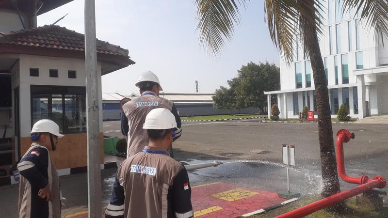 Riksa Uji Instalasi Hydrant 3 Standar pengujian hydrant adalah pedoman teknis yang digunakan untuk memastikan bahwa sistem hydrant berfungsi dengan baik dan dapat diandalkan dalam situasi darurat. Standar ini mencakup prosedur pemeriksaan tekanan air, kondisi fisik jaringan pipa, dan fungsi komponen seperti valve dan nozzle. Dengan standar pengujian ini, sistem hydrant diharapkan selalu siap digunakan untuk melindungi fasilitas dan keselamatan di area kerja.