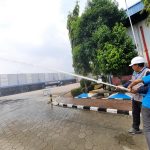 Standar pengujian hydrant adalah acuan teknis yang digunakan untuk memastikan sistem hydrant berfungsi optimal, mencakup pemeriksaan tekanan air, kondisi pipa, dan kelengkapan valve serta nozzle. Standar ini membantu memastikan hydrant siap digunakan dalam keadaan darurat untuk menangani risiko kebakaran di area kerja.