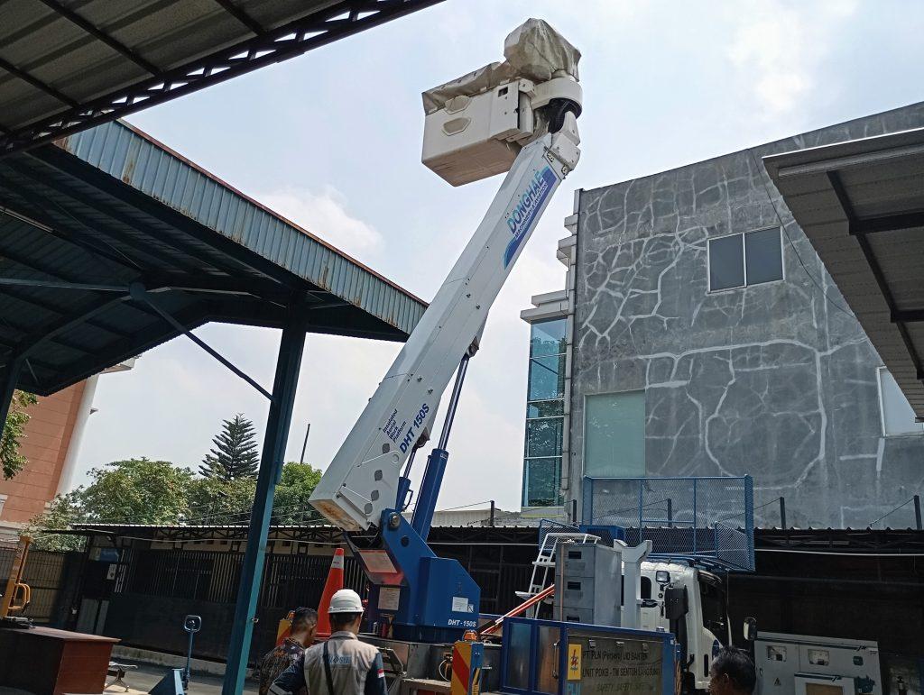 Riksa Uji Aerial Work Platform 4 Riksa uji Aerial Work Platform (AWP) adalah pemeriksaan berkala yang dilakukan untuk memastikan alat angkat berfungsi dengan aman, mematuhi regulasi keselamatan, serta mencegah kegagalan mekanis yang dapat membahayakan pekerja dan mengganggu operasional di lingkungan kerja.