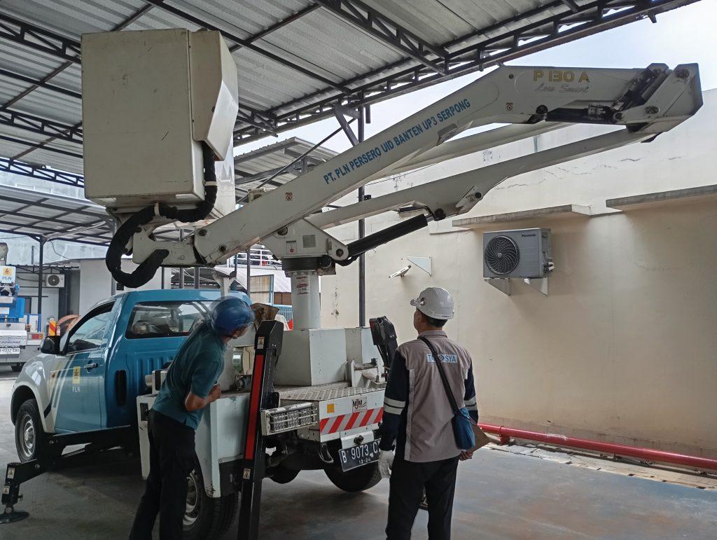 Riksa Uji Aerial Work Platform 2 Riksa uji Aerial Work Platform (AWP) adalah pemeriksaan berkala yang dilakukan untuk memastikan alat angkat berfungsi dengan aman, mematuhi regulasi keselamatan, serta mencegah kegagalan mekanis yang dapat membahayakan pekerja dan mengganggu operasional di lingkungan kerja.