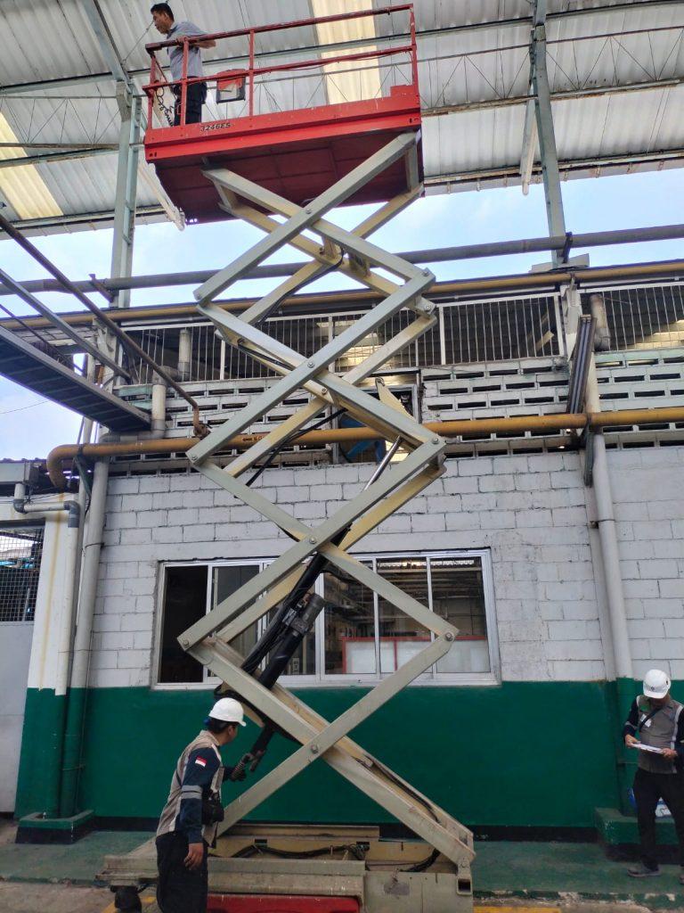 Riksa Uji Aerial Work Platform 5 Riksa uji Aerial Work Platform (AWP) adalah pemeriksaan berkala yang dilakukan untuk memastikan alat angkat berfungsi dengan aman, mematuhi regulasi keselamatan, serta mencegah kegagalan mekanis yang dapat membahayakan pekerja dan mengganggu operasional di lingkungan kerja.