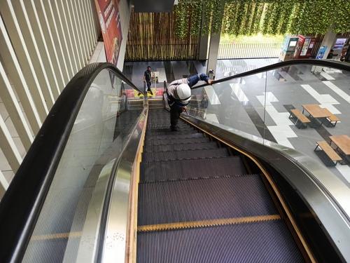 Riksa Uji Eskalator Konvensional 3 Riksa uji eskalator konvensional adalah proses pemeriksaan berkala yang dilakukan untuk memastikan **keselamatan**, **keandalan**, dan **kinerja optimal** eskalator, dengan mematuhi standar keselamatan dan regulasi yang berlaku, guna mengurangi risiko kecelakaan dan memastikan operasional yang efisien.