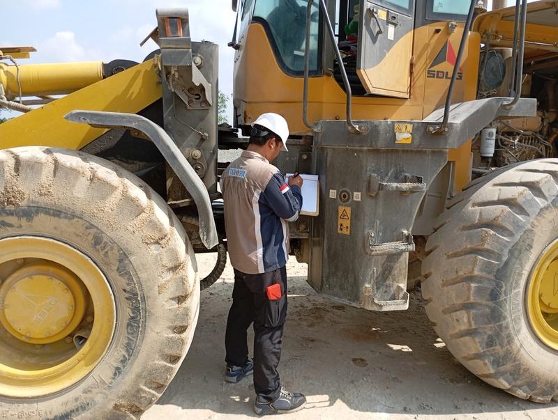 Riksa Uji Wheel Loader 2 Riksa uji wheel loader adalah proses pemeriksaan menyeluruh yang dilakukan untuk memastikan kinerja, keamanan, dan kelayakan operasional alat berat jenis wheel loader, dengan tujuan untuk mencegah kerusakan dan memastikan alat berfungsi secara optimal.