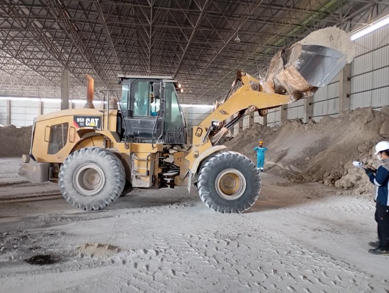 Riksa Uji Wheel Loader 3 Riksa uji wheel loader adalah proses pemeriksaan menyeluruh yang dilakukan untuk memastikan kinerja, keamanan, dan kelayakan operasional alat berat jenis wheel loader, dengan tujuan untuk mencegah kerusakan dan memastikan alat berfungsi secara optimal.