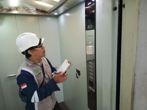 PJK3 Lift: Memastikan Keamanan dan Kepatuhan terhadap Regulasi K3 3 PJK3 Lift adalah lembaga yang berkompeten dan berlisensi untuk memastikan keamanan serta kelayakan operasional lift melalui proses inspeksi, pengujian, dan sertifikasi sesuai regulasi keselamatan kerja yang berlaku. Berfungsi sebagai mitra penting bagi pengelola gedung, PJK3 Lift bertugas memastikan bahwa semua komponen lift, seperti sistem penggerak, kabel, rem, dan pintu otomatis, beroperasi sesuai standar keselamatan.