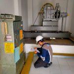 PJK3 Lift adalah lembaga yang berkompeten dan berlisensi untuk memastikan keamanan serta kelayakan operasional lift melalui proses inspeksi, pengujian, dan sertifikasi sesuai regulasi keselamatan kerja yang berlaku. Berfungsi sebagai mitra penting bagi pengelola gedung, PJK3 Lift bertugas memastikan bahwa semua komponen lift, seperti sistem penggerak, kabel, rem, dan pintu otomatis, beroperasi sesuai standar keselamatan.