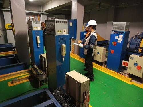 PJK3 Lift: Memastikan Keamanan dan Kepatuhan terhadap Regulasi K3 4 PJK3 Lift adalah lembaga yang berkompeten dan berlisensi untuk memastikan keamanan serta kelayakan operasional lift melalui proses inspeksi, pengujian, dan sertifikasi sesuai regulasi keselamatan kerja yang berlaku. Berfungsi sebagai mitra penting bagi pengelola gedung, PJK3 Lift bertugas memastikan bahwa semua komponen lift, seperti sistem penggerak, kabel, rem, dan pintu otomatis, beroperasi sesuai standar keselamatan.