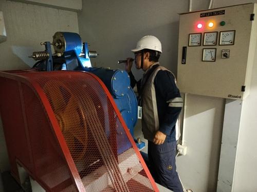 PJK3 Lift: Memastikan Keamanan dan Kepatuhan terhadap Regulasi K3 2 PJK3 Lift adalah lembaga yang berkompeten dan berlisensi untuk memastikan keamanan serta kelayakan operasional lift melalui proses inspeksi, pengujian, dan sertifikasi sesuai regulasi keselamatan kerja yang berlaku. Berfungsi sebagai mitra penting bagi pengelola gedung, PJK3 Lift bertugas memastikan bahwa semua komponen lift, seperti sistem penggerak, kabel, rem, dan pintu otomatis, beroperasi sesuai standar keselamatan.