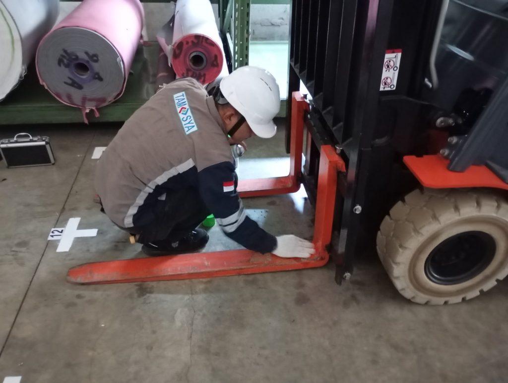 Inspeksi: Pengertian, Jenis, dan Tujuannya dalam Dunia Industri 4 Inspeksi adalah metode pengawasan yang dilakukan secara berkala maupun insidental guna menjamin keselamatan kerja dan kualitas produk. Baik dalam sektor manufaktur, konstruksi, maupun jasa, inspeksi menjadi elemen krusial yang tidak dapat diabaikan.