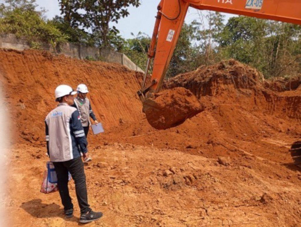 Inspeksi Alat Berat 2 Inspeksi alat berat adalah prosedur yang wajib dilakukan sebelum, selama, atau setelah penggunaan alat berat untuk memastikan kondisinya tetap prima. Pemeriksaan meliputi aspek teknis, visual, hingga kelengkapan keselamatan kerja. Hal ini menjadi bagian dari upaya menciptakan lingkungan kerja yang produktif dan aman.