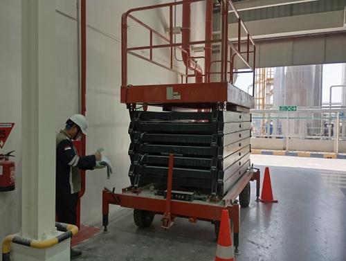 Jenis-jenis scissor lift dibedakan berdasarkan sumber tenaga (listrik dan diesel), desain dan aplikasi (seperti rough terrain atau mini), serta cara pengoperasian (manual dan self-propelled).
