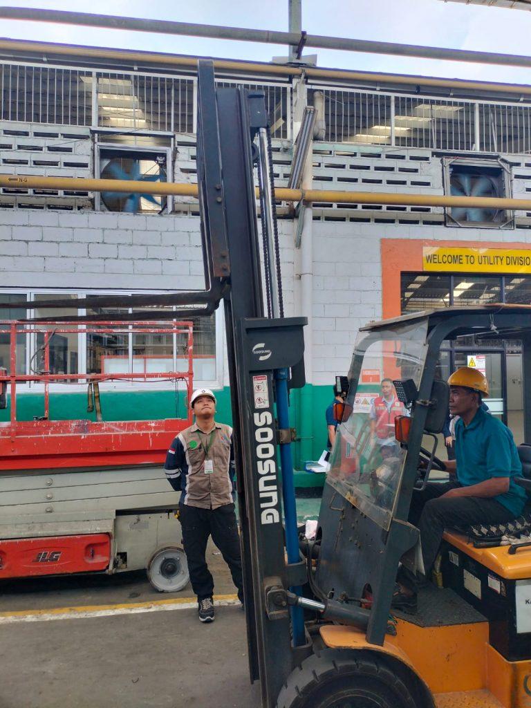 Keunggulan Forklift Elektrik 4 Keunggulan forklift elektrik adalah efisiensi energi yang tinggi dan ramah lingkungan.