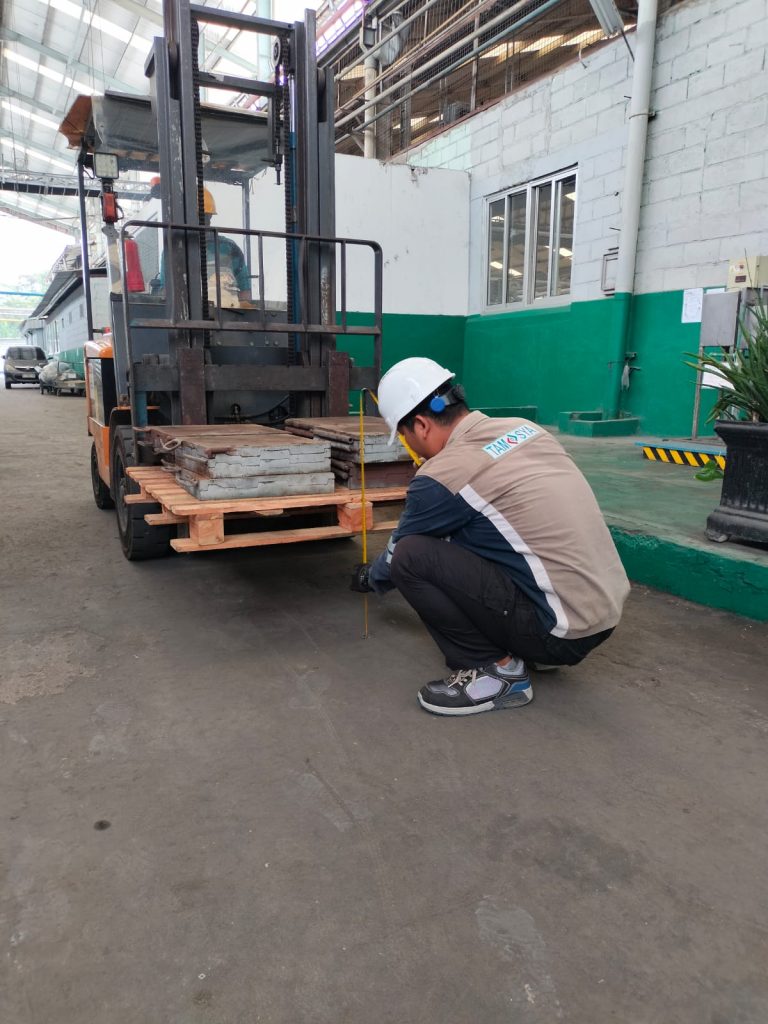 Keunggulan Forklift Elektrik 5 Keunggulan forklift elektrik adalah kemudahan dalam pengoperasian dan kontrol yang lebih presisi.