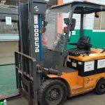 Keunggulan forklift elektrik adalah operasinya yang bebas polusi, sehingga aman digunakan di dalam ruangan.