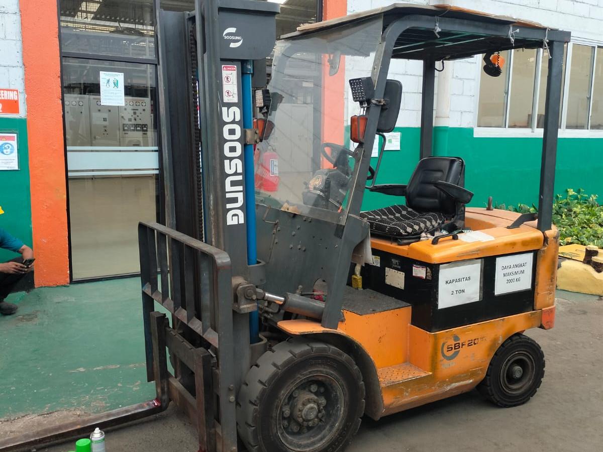Keunggulan forklift elektrik adalah operasinya yang bebas polusi, sehingga aman digunakan di dalam ruangan.