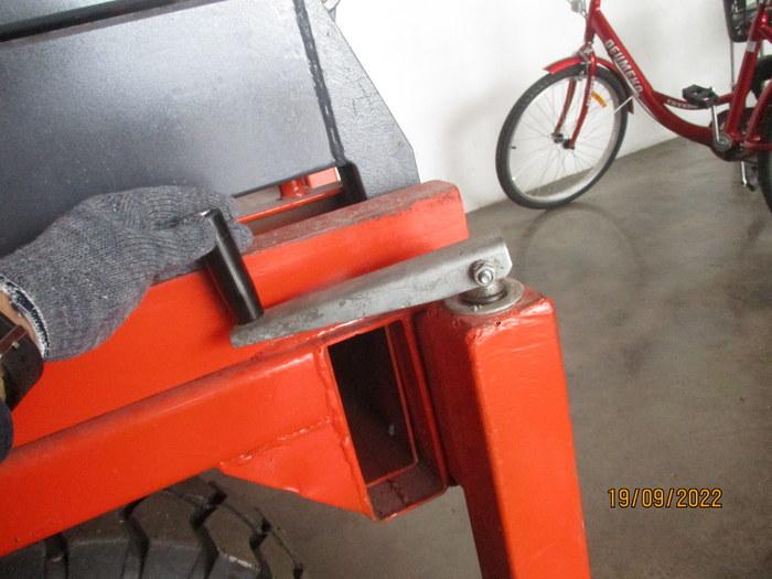 Keunggulan Scissor Lift untuk Pekerjaan di Ketinggian 9 Sebagai alat kerja di ketinggian, scissor lift menawarkan keunggulan dalam hal stabilitas beban, kapasitas angkut, dan keselamatan kerja. Platformnya dilengkapi pagar pengaman dan sistem kontrol otomatis, serta tersedia dalam tipe rough terrain maupun elektrik sesuai kondisi lapangan. Alat ini juga wajib melalui inspeksi K3 untuk menjamin kelayakan operasional.