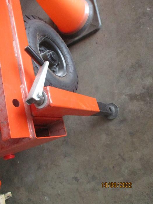 Keunggulan Scissor Lift untuk Pekerjaan di Ketinggian 10 Keunggulan scissor lift terletak pada kestabilan dan kemudahan pengoperasian. Platform kerja yang luas memberikan ruang gerak yang aman bagi operator. Dibandingkan alat pengangkat lainnya, scissor lift mampu mengangkat beban lebih berat dan memiliki efisiensi kerja yang tinggi.