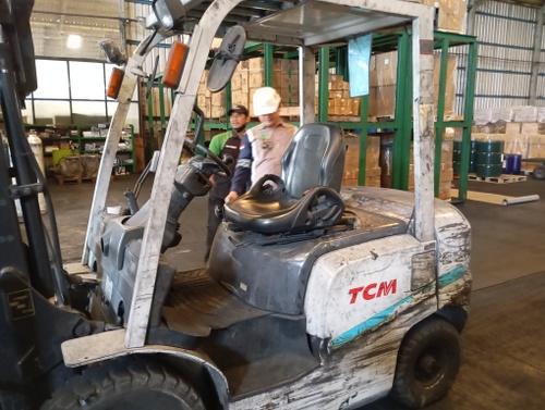 Pemeriksaan dan Pengujian Forklift 7 Pemeriksaan dan pengujian forklift adalah kegiatan yang wajib dilakukan oleh perusahaan sebagai bentuk kontrol kualitas dan keselamatan kerja. Proses ini melibatkan pengecekan fungsi, struktur, serta dokumentasi sertifikasi laik operasi.