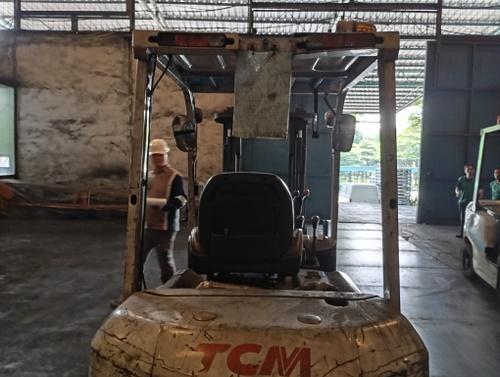 Pemeriksaan dan Pengujian Forklift 8 Pemeriksaan dan pengujian forklift adalah rangkaian prosedur teknis yang dilakukan secara rutin untuk menilai kelayakan operasional forklift. Tujuannya agar forklift tetap dalam kondisi optimal dan mencegah risiko kecelakaan kerja akibat kerusakan alat.