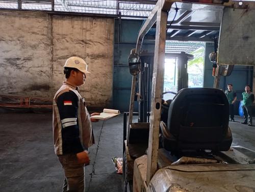 Pemeriksaan dan Pengujian Forklift 9 Pemeriksaan dan pengujian forklift adalah langkah penting dalam menjaga kualitas dan keandalan forklift agar tetap siap pakai dan bebas dari potensi gangguan saat operasional.