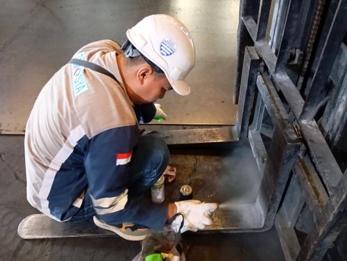 Pemeriksaan dan Pengujian Forklift 10 Pemeriksaan dan pengujian forklift adalah serangkaian pengecekan teknis yang meliputi pemeriksaan struktur, sistem hidrolik, dan mekanik guna menjamin alat sesuai standar keselamatan yang berlaku.