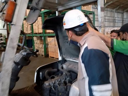 Pemeriksaan dan Pengujian Forklift 11 Pemeriksaan dan pengujian forklift adalah kegiatan terencana untuk menilai kondisi alat angkat secara menyeluruh. Proses ini memastikan semua fungsi forklift berjalan dengan lancar dan aman sebelum digunakan di lapangan.