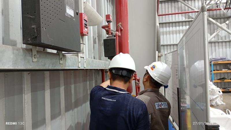 Pengujian sprinkler adalah proses pemeriksaan menyeluruh terhadap sistem sprinkler pemadam kebakaran untuk memastikan bahwa setiap komponen, mulai dari kepala sprinkler hingga katup dan pipa distribusi, berfungsi dengan baik. Pengujian ini dilakukan secara rutin sebagai bagian dari langkah preventif agar sistem dapat merespons secara efektif saat terjadi kebakaran. Tanpa pengujian berkala, risiko kegagalan sistem saat dibutuhkan akan meningkat, yang dapat membahayakan nyawa dan menyebabkan kerugian properti yang besar.