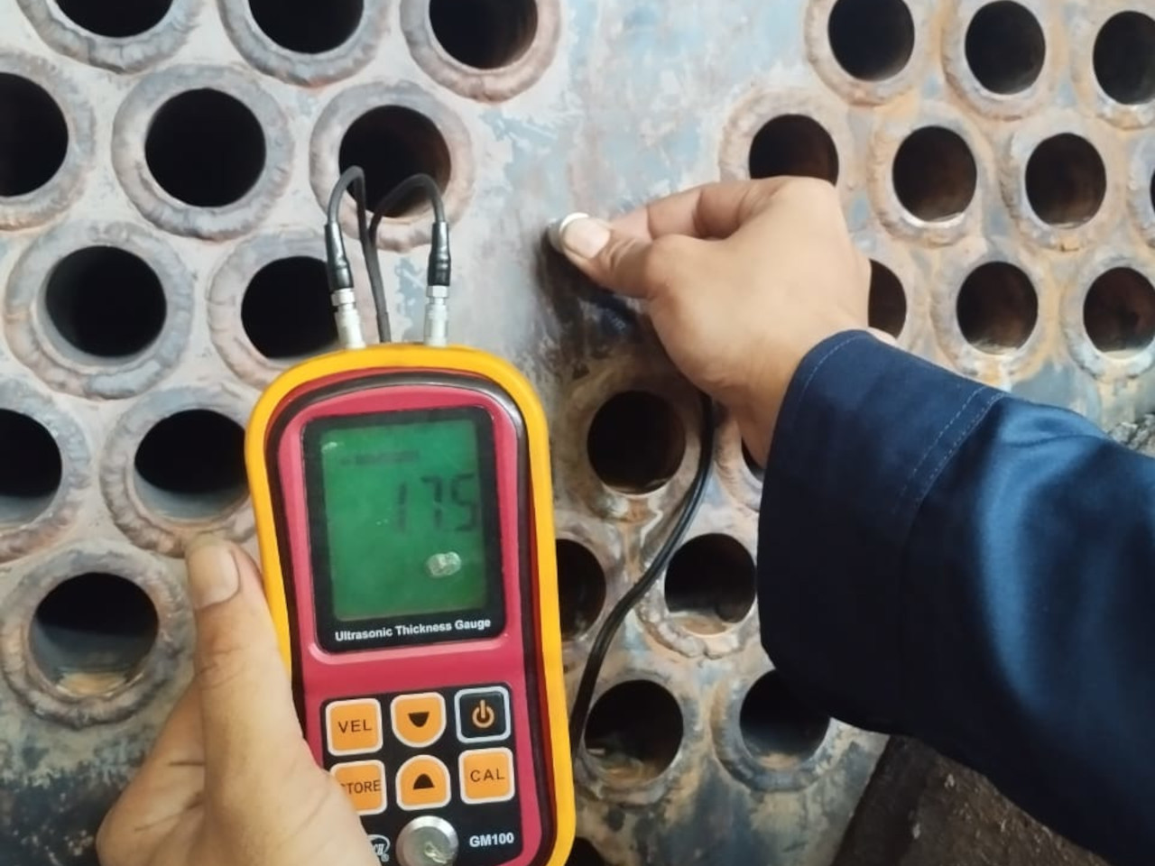 Pesawat uap adalah alat yang menghasilkan uap bertekanan dari pemanasan air untuk menggerakkan mesin atau peralatan.