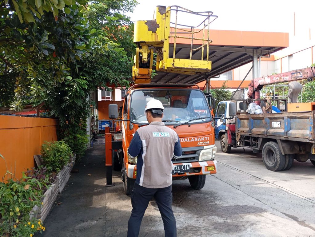 PJK3 Jakarta Utara 3 PT. Cipta Mas Jaya merupakan salah satu perusahaan Jasa Keselamatan dan Kesehatan Kerja (PJK3) yang telah terakreditasi dan beroperasi secara aktif di wilayah Jakarta Timur. Sebagai PJK3 resmi yang ditunjuk oleh Kementerian Ketenagakerjaan, PT. Cipta Mas Jaya memiliki kewenangan untuk melakukan inspeksi teknis, riksa uji, dan pengujian keselamatan kerja pada berbagai jenis peralatan industri dan bangunan. Dengan pengalaman bertahun-tahun serta tenaga ahli bersertifikat, perusahaan ini menjadi mitra utama bagi berbagai sektor usaha dalam memastikan pemenuhan standar keselamatan kerja sesuai regulasi pemerintah.