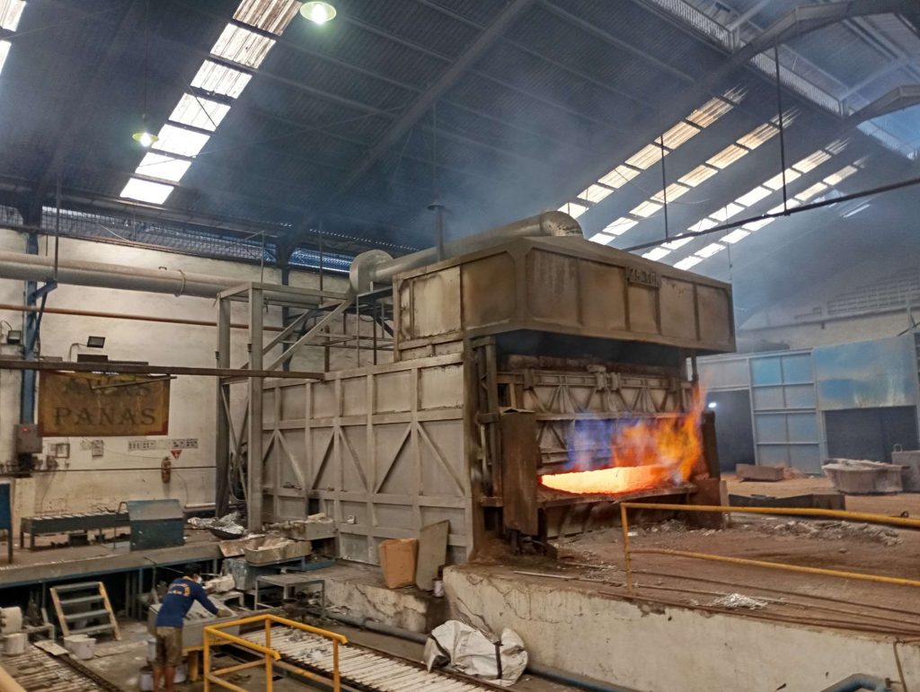 Prinsip Kerja Tanur 3 Prinsip kerja tanur adalah peningkatan suhu material melalui mekanisme pemanasan yang dikendalikan, menggunakan berbagai sumber energi seperti listrik, bahan bakar padat, gas, atau reaksi kimia. Panas yang dihasilkan ditransfer ke material secara efisien untuk mendukung proses industri atau laboratorium.