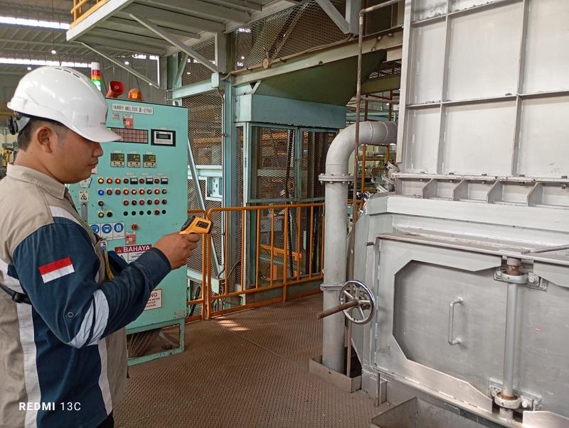 Prinsip kerja tanur adalah proses pemanfaatan panas untuk mengubah sifat fisik atau kimia suatu material melalui pemanasan pada suhu tinggi. Tanur bekerja dengan cara memanaskan bahan menggunakan berbagai sumber energi, seperti listrik, bahan bakar fosil, atau reaksi kimia. Panas yang dihasilkan kemudian ditransfer ke material melalui konduksi, konveksi, atau radiasi, tergantung pada jenis tanur dan aplikasinya. Dengan pengaturan suhu dan waktu yang tepat, tanur mampu menghasilkan transformasi material secara efisien, seperti peleburan logam, pengeringan bahan, atau perlakuan termal lainnya.
