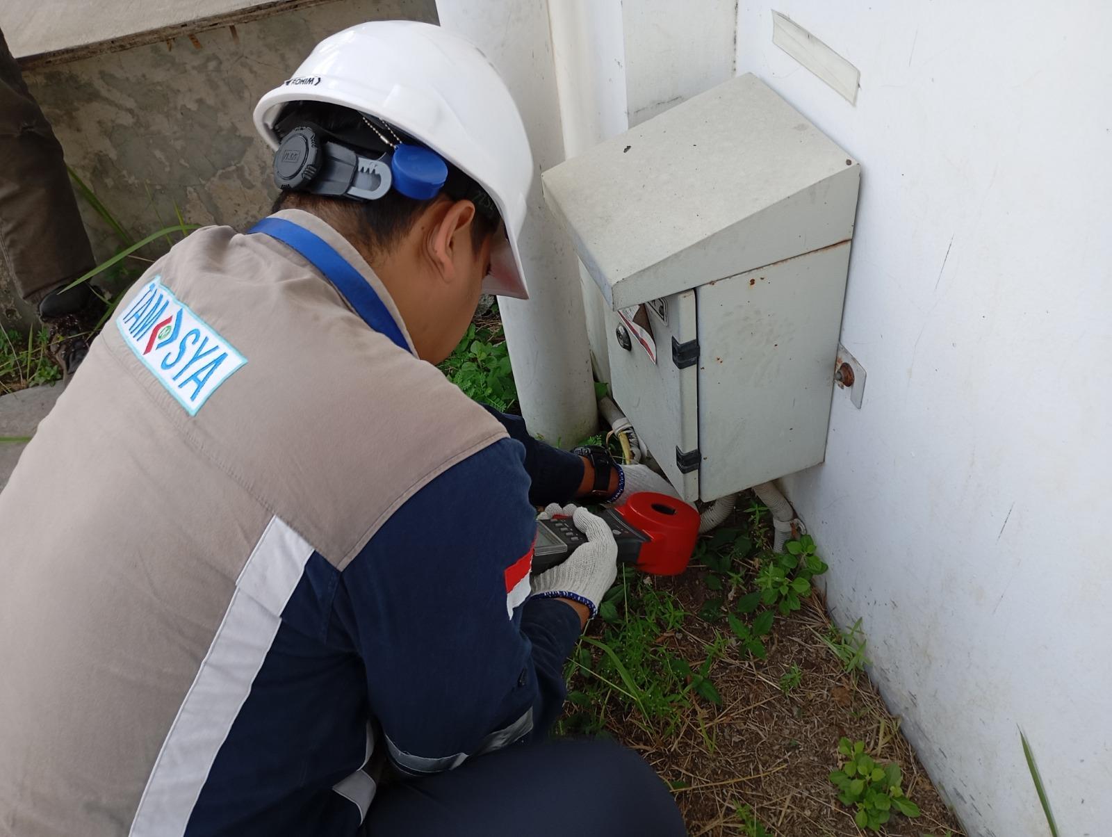 Sistem pembumian elektronik adalah metode yang digunakan untuk menghubungkan bagian logam dari instalasi listrik ke tanah guna mengalirkan arus bocor atau gangguan secara aman. Sistem ini berfungsi sebagai pengaman utama dalam instalasi listrik, karena mampu mencegah sengatan listrik, melindungi peralatan dari lonjakan tegangan, dan menjaga stabilitas sistem secara keseluruhan. Dengan pembumian yang baik, potensi bahaya listrik dapat dikendalikan dan risiko kecelakaan kerja atau kerusakan alat dapat diminimalkan.
