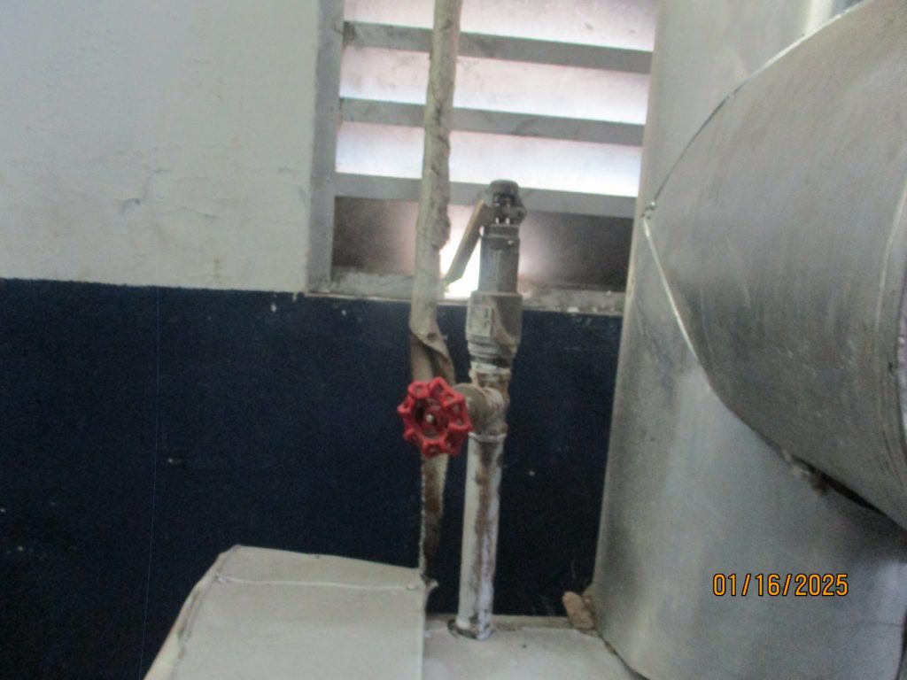 Steam Header 3 Steam header adalah jalur utama dalam sistem perpipaan uap yang mengatur pembagian aliran uap ke berbagai mesin atau proses produksi. Fungsinya sangat vital dalam menjaga efisiensi energi dan kestabilan operasi di fasilitas industri seperti pembangkit listrik, pabrik kimia, atau manufaktur.