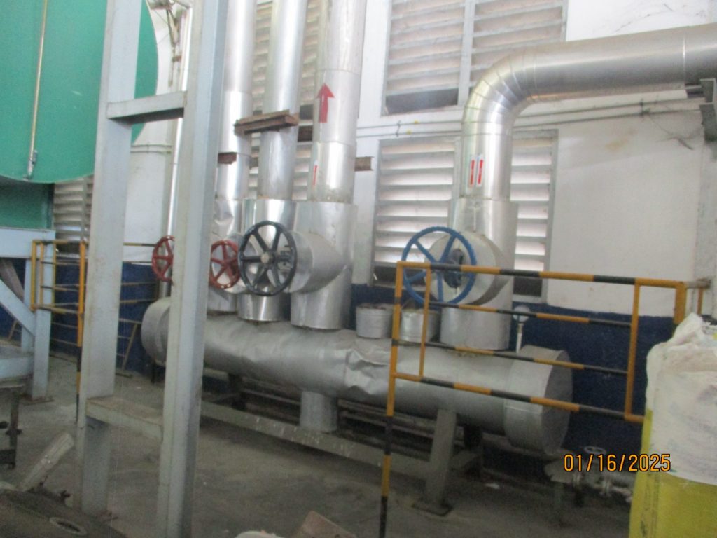 Steam Header 2 Steam header adalah bagian sentral dari sistem perpipaan uap yang menghubungkan keluaran dari satu atau lebih boiler ke berbagai cabang sistem uap. Desain dan ukurannya sangat menentukan efisiensi distribusi uap, mencegah kehilangan tekanan, dan mengurangi potensi kondensasi di jalur pipa.